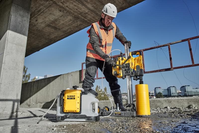 DEWALT DCE6820N, DCE6820N-XJ Bohrwerkzeug im Außeneinsatz Baustelle. Kategorie Fotografie.